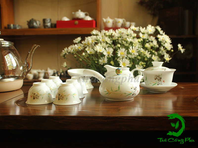 Bộ ấm chén bao gồm 1 ấm và 6 chén, 1 tống chuyên trà, 01 phễu lọc